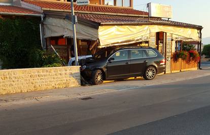 Vozač se u Ninu zabio u zid na terasi kafića, dvoje ozlijeđenih