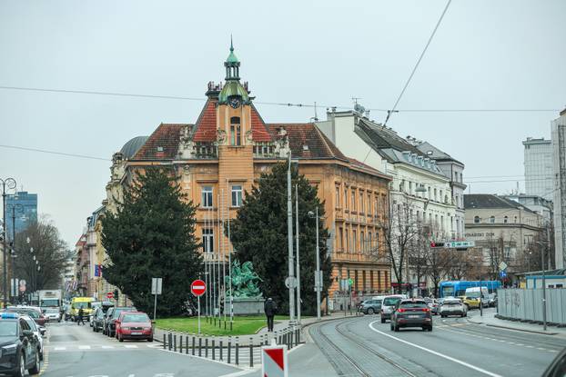 Zagreb: Kipovi na Domu Trgovačko-obrtničke komore zavezani s gurtnama radi sigurnosti