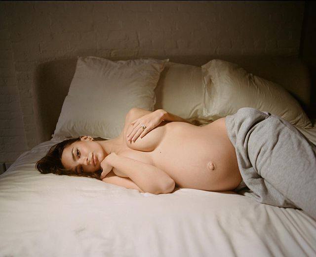 Emily Ratajkowski povodom Dana žena objavila fotografije na kojima pozira potpuno gola