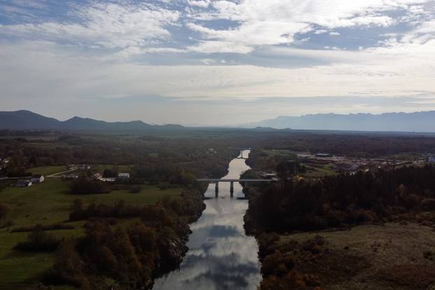 Pogled iz zraka na predivnu rijeku Liku u jesen koja osvaja na prvi pogled