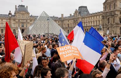 Više od 100.000 Francuza na prosvjedu protiv obaveznog cijepljenja i covid potvrda