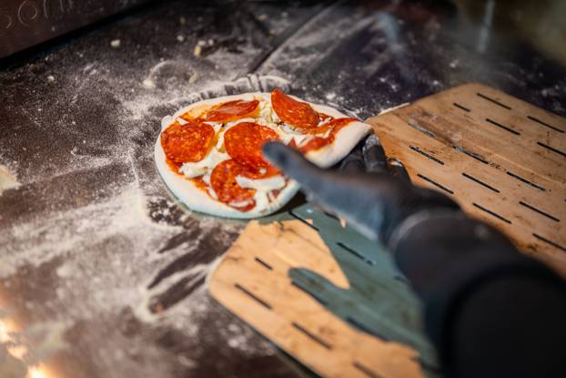Posjetitelji uživaju u pizzama mini pizzerije Pizza Actually u sklopu adventa u Muzeju grada Zagreba