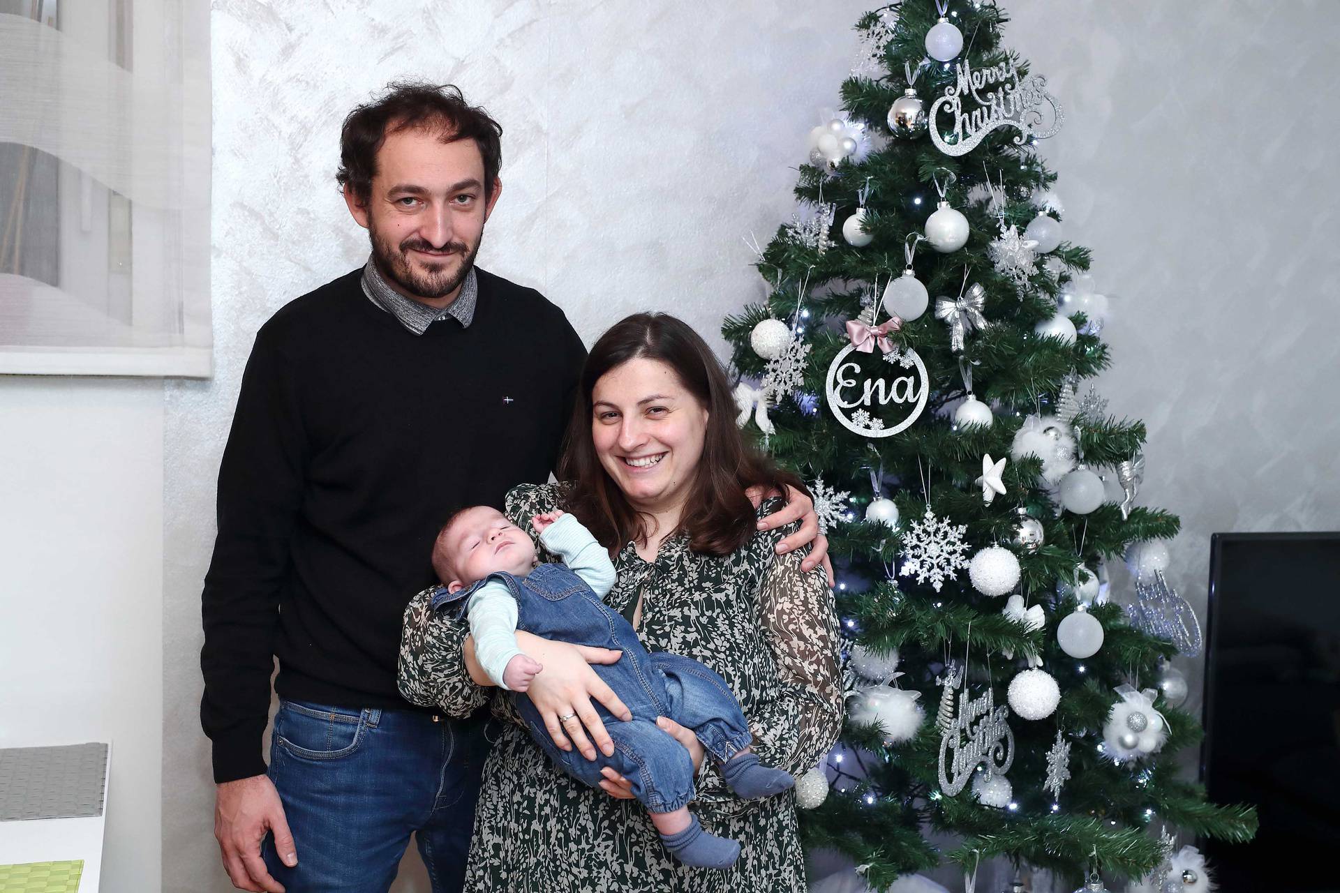 Mali Jona je konačno doma za Božić s mamom i tatom: 'Ovo je za nas poput najljepše bajke'