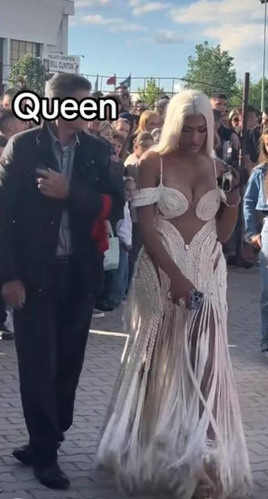 Maturantica iz Prištine izazvala burne reakcije haljinom: 'Ma što je ovo, parada striptiza?'