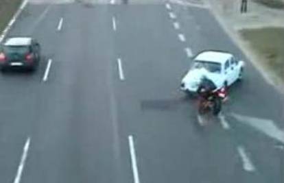 Motociklist se zaletio u auto i razbio svoje vozilo