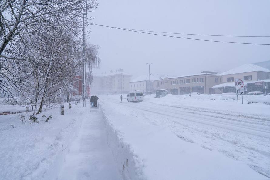 Korenica: Jako snježno nevrijeme stvorilo velike probleme u prometu