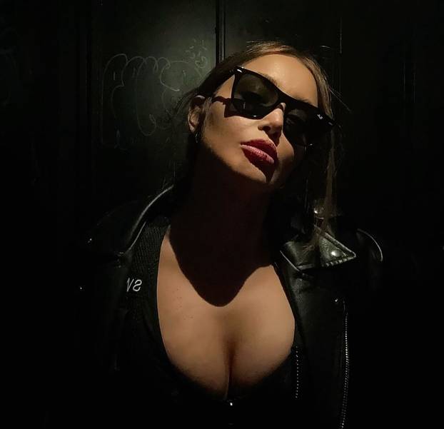 FOTO Prelijepa DJ-ica koja tvrdi da je bila liječnica obožava pokazivati tijelo u badiću