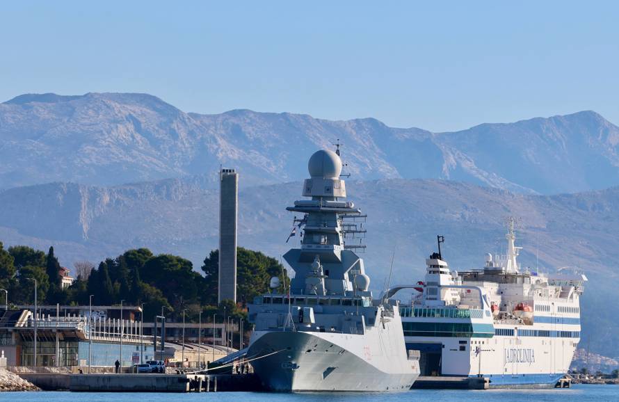NATO-ov zapovjedni brod Virginio Fasan u splitskoj luci
