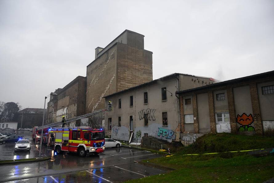 Zagreb: Vatrogasci gase požar na zgradi Paromlina