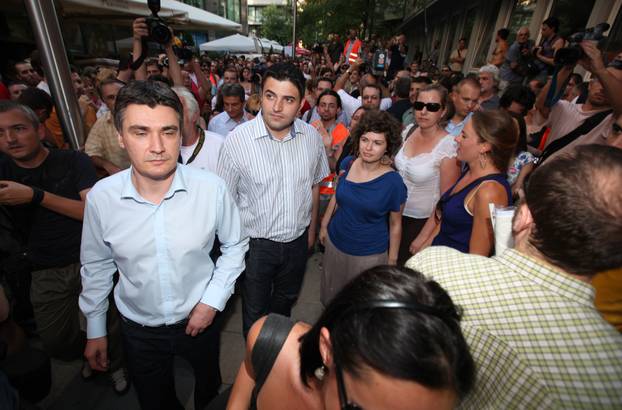 ARHIVA - 2010. Zagreb: Aktivisti za Varšavsku prosvjedovali pred sjedištem SDP-a 