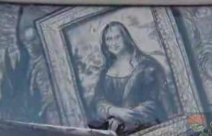 Umjetnik oslikava prozore prljavih automobila