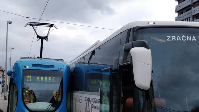 Loše prestrojavanje: Okrznuli se autobus i ZET-ov tramvaj