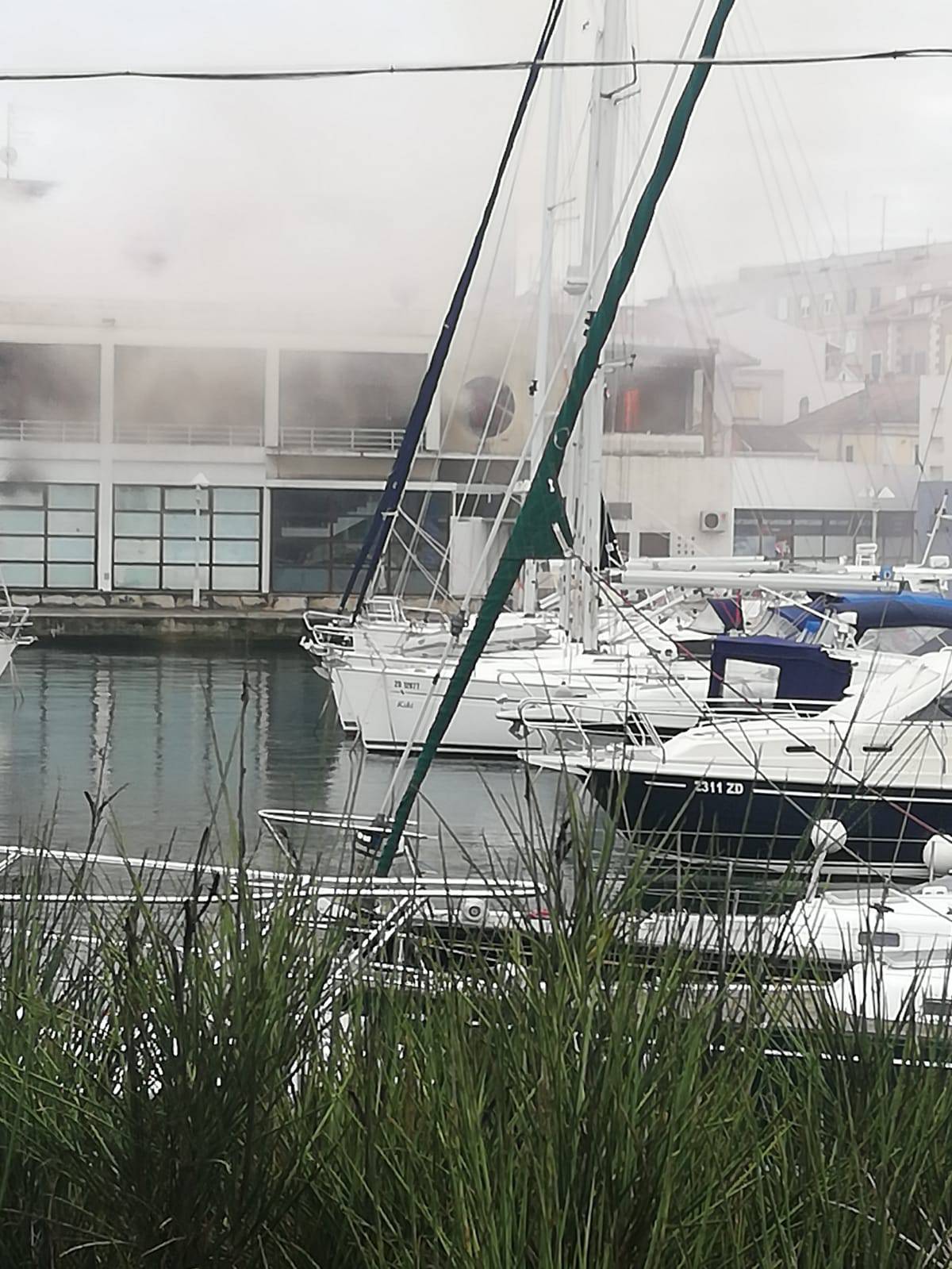 Zadarska policija traži pomoć: Mladići su podmetnuli požar?