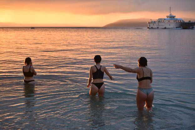 Makarska: Španjolske turistice okupale se u moru