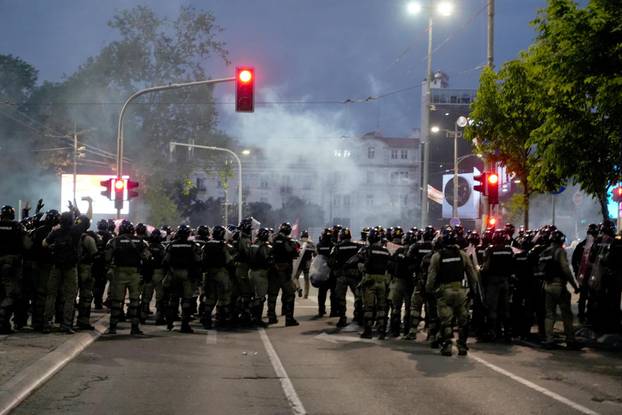 Neredi u Beogradu, sukobili se prosvjednici i policija