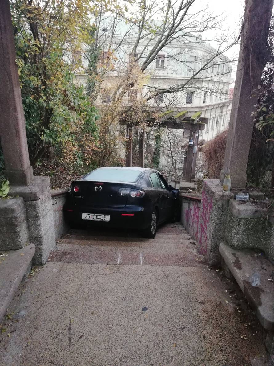 Vozačica je bila pijana:  Autom sletjela niz Schlosserove stube