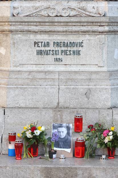 Zagreb: Na Cvjetnom trgu gore svijeće za  Alekseja Navalnog