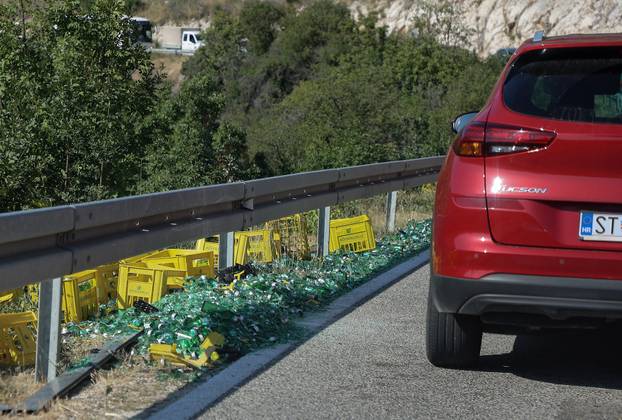 Plano: Teret s kamiona pao na automobil