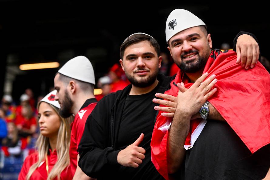 Hamburg: Navijači uoči početka utakmice Hrvatske i Albanije u 2. kolu skupine B na Europskom prvenstvu