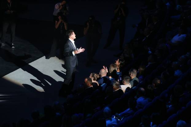 Beograd: Nastup Zdravka Čolića u pratnji Simfonijskog orkestra na svečanom otvorenju  Plave dvorane Sava Centra 