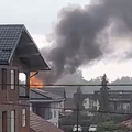 VIDEO Grom je zapalio kuću u Karlovcu, jedan je vatrogasac teško ozlijeđen u eksploziji