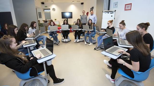 Učionica budućnosti u Ivancu: Uče uz 3D printer, VR i robote