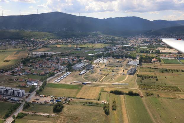 Sinj: Pogled iz zgrade na pripremu pozornice za koncert Marka Perkovića Thomspona