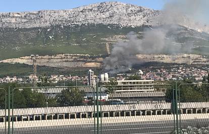 Lokalizirali požar kod Splita, izgorjelo hektar i pol šume