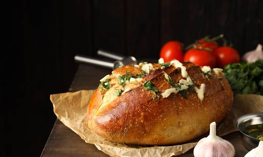 Fini kruh punjen sirom i lukom