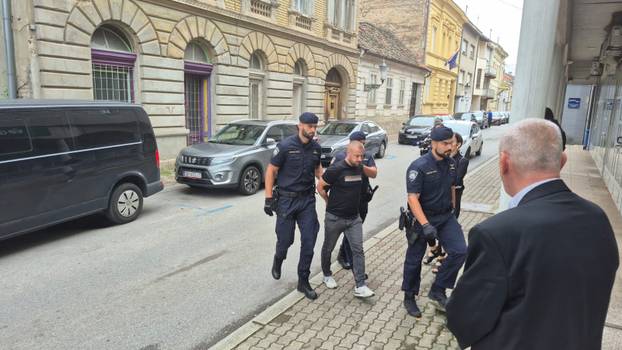 FOTO Pogledajte privođenje osumnjičenog za stravično ubojstvo u Slavonskom Brodu