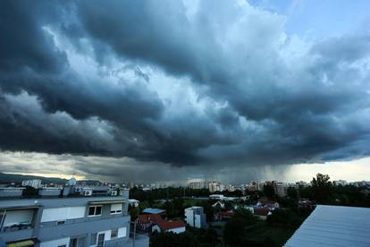 Olujni oblaci nad Zagrebom