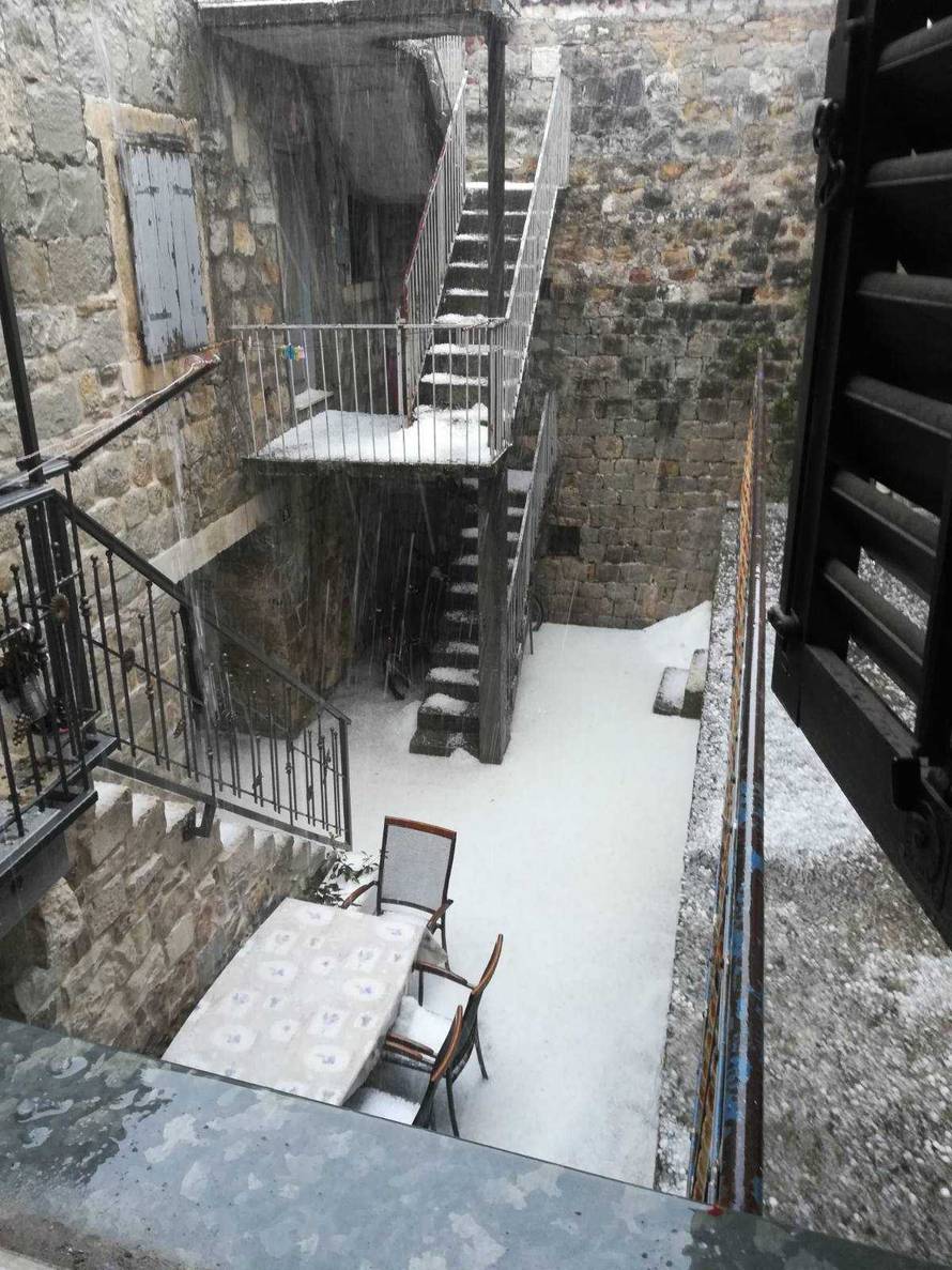 Olujna tuča pogodila Dalmaciju: Led zameo ceste kao usred zime