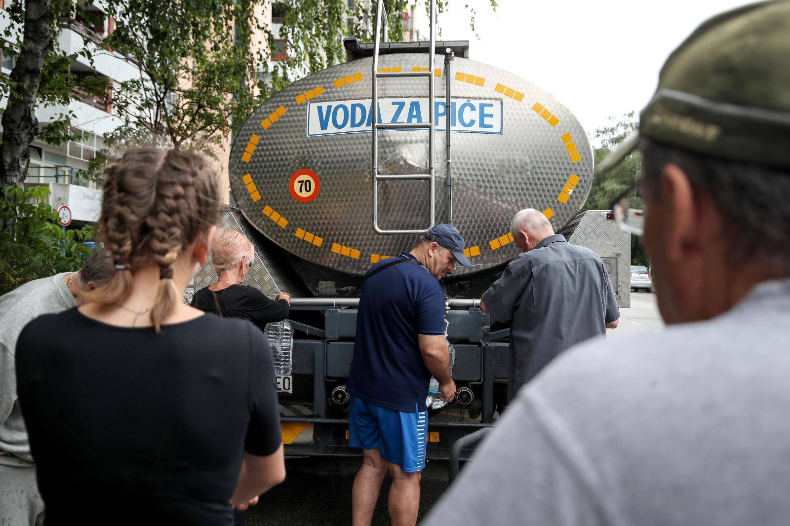Zagreb: Cisterna s vodom za piÄe opskrbljuje graÄane Novog Zagreba