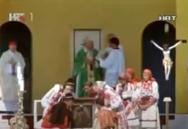 FOTO Na Hipodromu papu Ivana Pavla II dočekalo milijun ljudi:  Poljubio je hrvatsku zemlju...