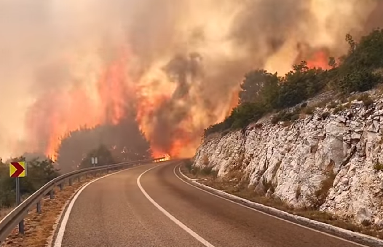 Pogledajte kako požar u blizini Trogira proždire sve pred sobom