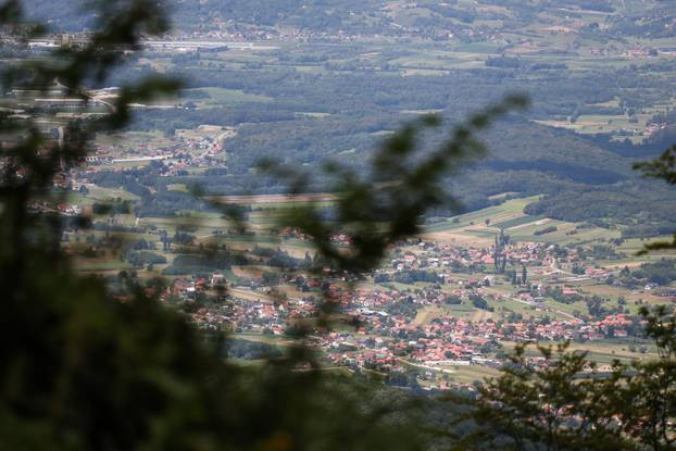 Zagreb: Panoramski pogled na Hrvatsko zagorje sa Sljemena