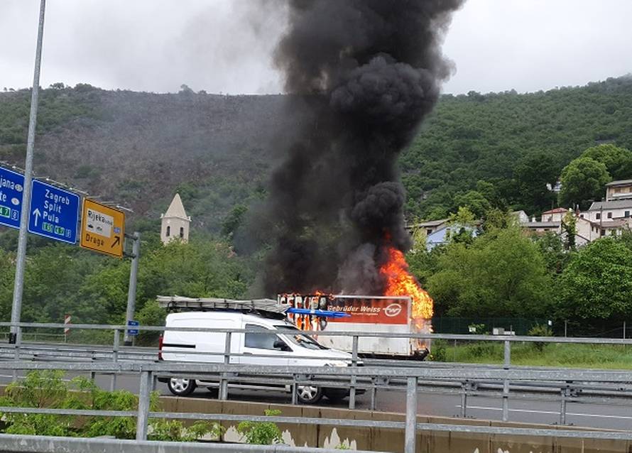 Na obilaznici kod Rijeke izgorio kamion, zatvorili su jedan trak