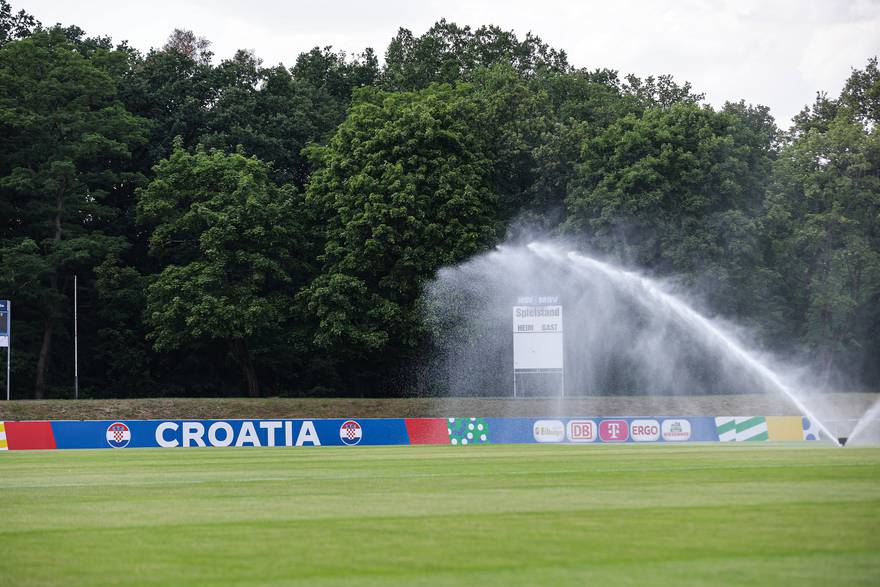 Šestoligaš na čijim terenima treniraju 'vatreni' ima čak i robota za iscrtavanje linija...