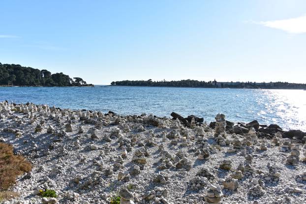 Rovinj: Plaža na Zlatnom rtu poznata po "kamenim skulpturama"