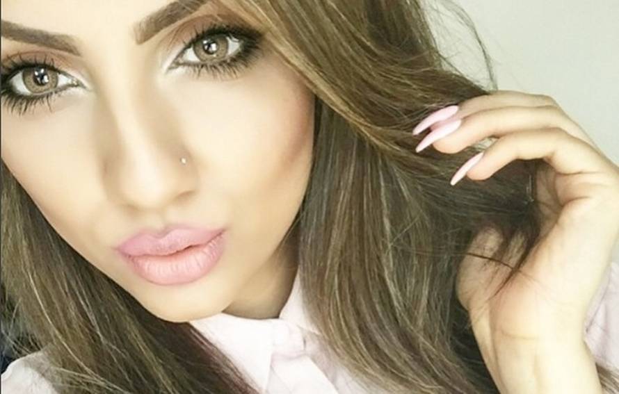 Koža na licu joj propada zbog selfija - opasno plavo zračenje