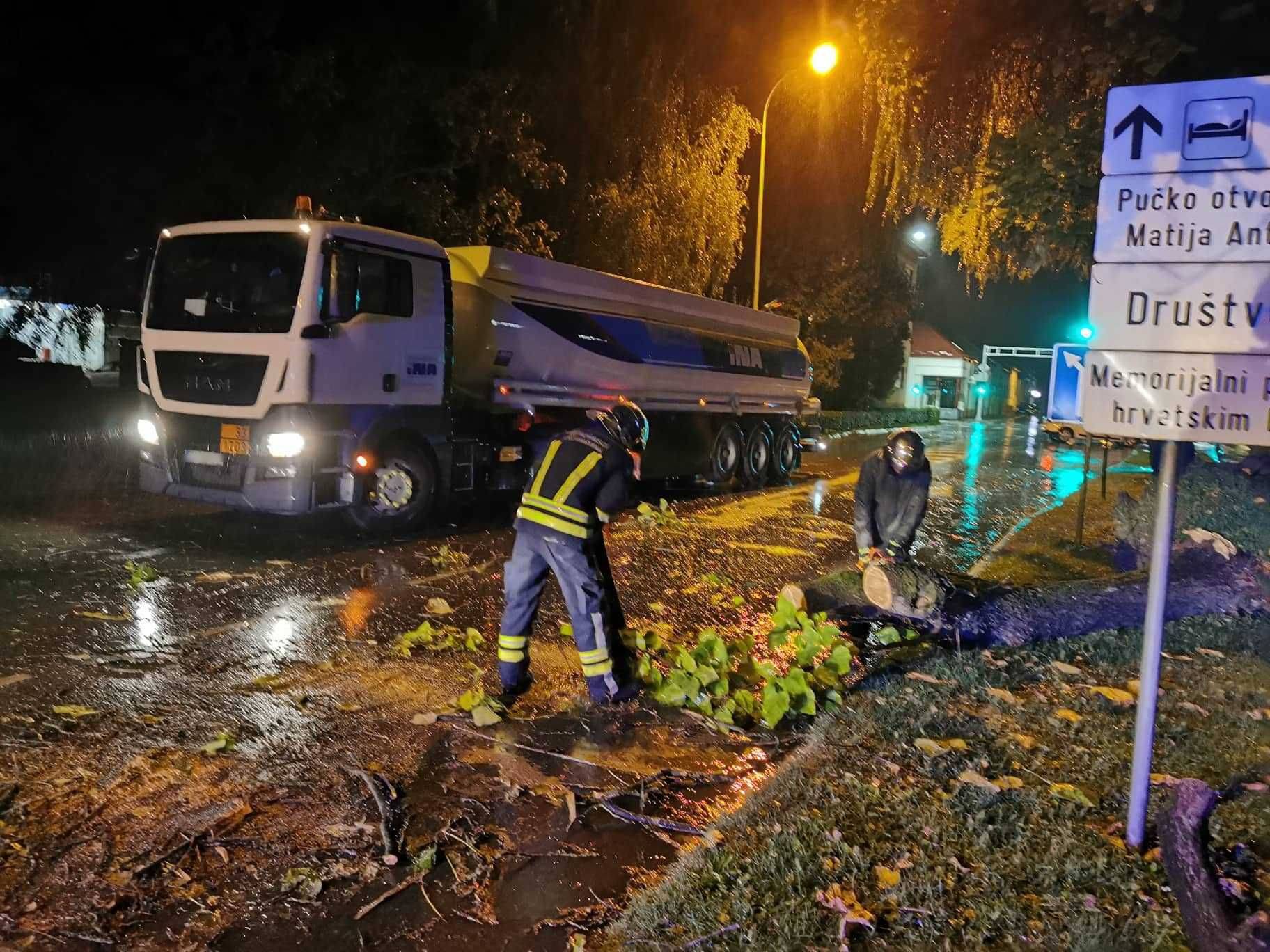 Oluje diljem zemlje: U Gradiški je palo stablo na auto u vožnji