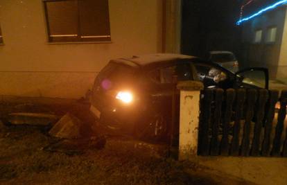 Pijani vozač Seata u najluđoj noći zaletio se u ogradu kuće