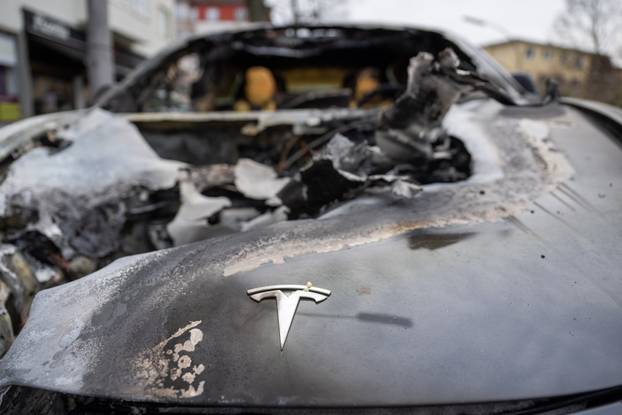 Burnt-out Teslas in Berlin