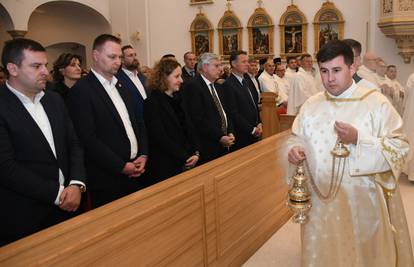 FOTO HDZ-ovci zauzeli prve redove na misi u obnovljenoj katedrali sv. Terezije Avilske