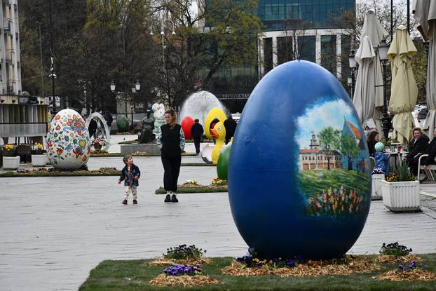 Slavonski Brod: Središnji gradski trg ukrašen velikim pisanicama