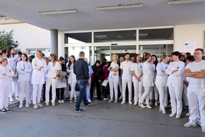 FOTO Veliki štrajk u zdravstvu: 'Zračimo, ali ne od sreće', 'Dva tenka manje i problem riješen!'