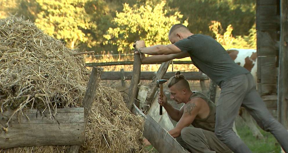 Anica i Edita izrađivale nakit, a dečki su popravljali nastambe