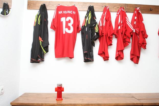 Vojni?: Tuga u NK Vojni? 95 nakon pogibije Nikole Pokriva?a