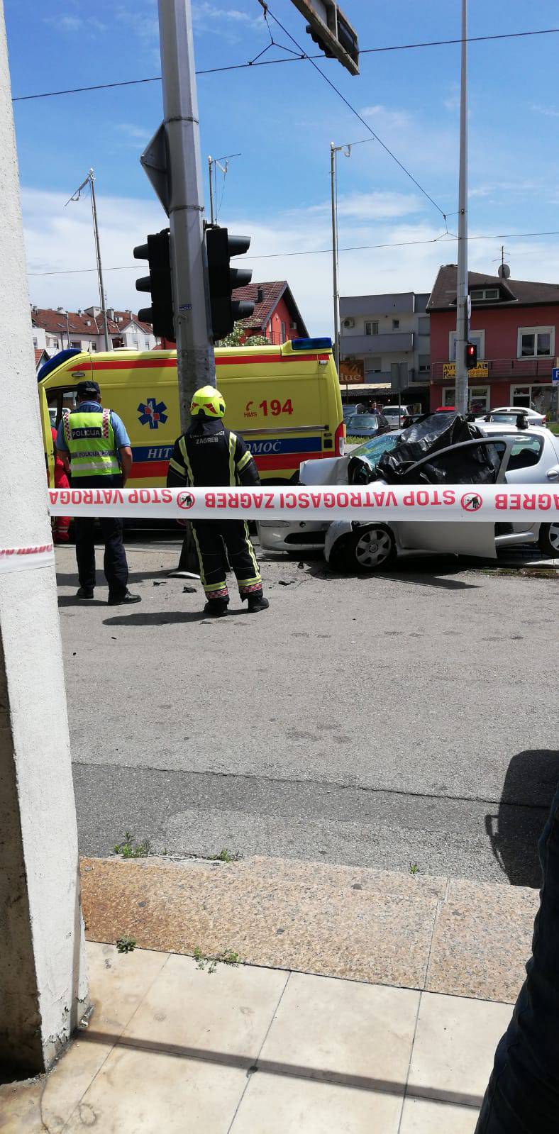 Autom se punom brzinom zabio u stup i pokupio ženu: Vozač je preminuo, pozlilo mu je?