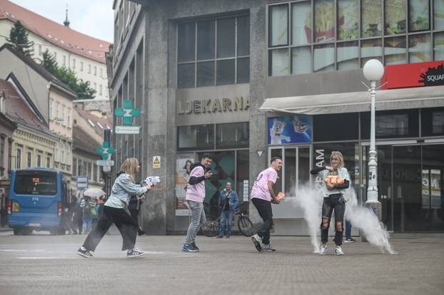 Zagreb: Maturanti se okupili na Trgu bana Jelačića i krenuli prema Bundeku